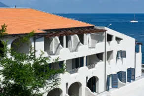 Aeolian-style apartment with side sea view - Image 2