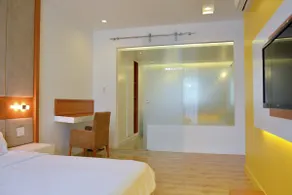 Beach Front Luxury Apartment 2 bedrooms - Image 4