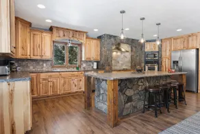 Secluded Stay in a Wonderful Creekside Getaway - Image 5
