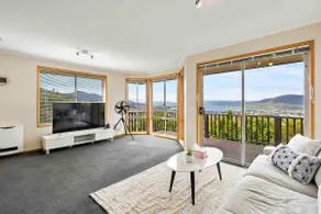 4BR Retreat with Stunning Derwent River Panorama - Image 2