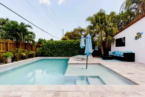 Stylish & Bright ~ 5★ Location, Pool, Hot Tub, Pkg - Image 4