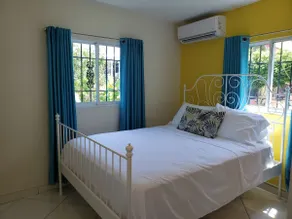 Comfortable and centrally located, just minutes from the beach - Image 2