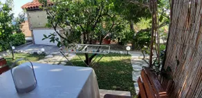 Green Garden Cozy Apartment - Image 5