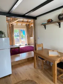 A delightful oak-framed studio, own entrance. - Image 4