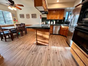 Cheerful 3-Bedroom Cabin with indoor fireplace - Image 5
