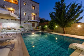 Luxurious Villa with private pool - Image 4