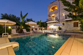 Luxurious Villa with private pool - Image 5