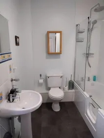 Spacious comfy and cosy ground floor private home. - Image 5