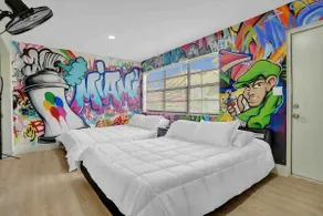 MiamiMuralHouse:4BRw/themes, Game room, Backyard - Image 2