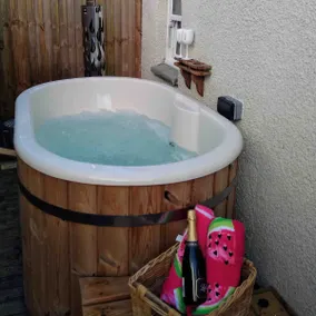 Welcoming & homely with optional private hot tub. - Image 3