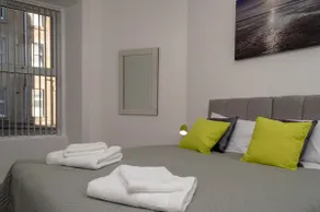 Modern 3BR Near Docks Free Parking Fast Wi-Fi - Image 4