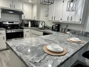 Entire Modern House with King bed & 70inTV - Image 4