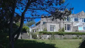 2 Seaview House -Stunning garden with beach access - Image 3