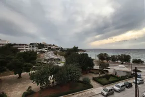 Seaside Renovated Top Floor Apartment - Image 2