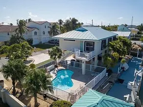Tropical Getaway 3/3 with 100’ boat dock and pool - Image 2