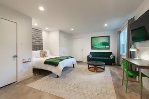 Centralize Green Décor Gorgeous Apt Artsy Montrose - Image 3