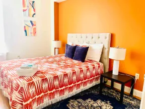 Spacious 1 br Downtown w/Roku TV! - Image 3