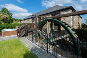 Dog-friendly converted Mill w/ hot tub - Image 4
