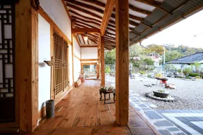 A private house that retains the 70-year-old hanok sensibility [Pilwoojae Teuan] - Image 4