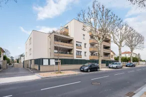 Bright 2-Bedroom Apartment with Private Parking - Image 2
