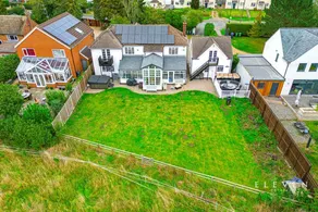 Spacious 5 Bed & Hot Tub Sleeps 13, near Stratford - Image 3