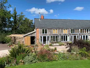 Beautiful Barn, hot tub, 2-4 people, en-suite - Image 2