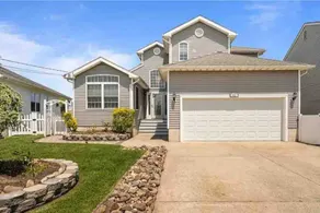 Spacious & Cozy Home w/ Beautiful Backyard Views - Image 2