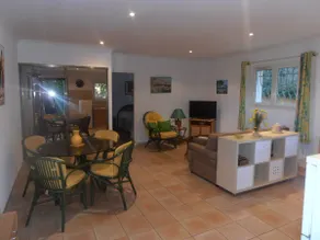 Apartment under the pine trees in the heart of the Alpilles - Image 3
