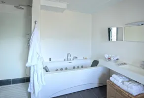 Small Villa, superb view pool free pick up service - Image 4