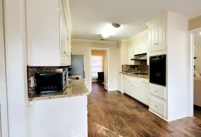 Spacious 3BR Retreat with 2 living areas - Image 3
