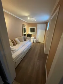 Guest house with new bathroom, parking, 2 min to downtown - Image 5