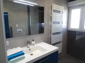 Bedroom/bathroom/fridge/microwave in large house - Image 5
