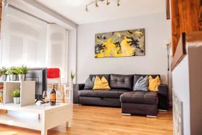 IDEAL in the heart of downtown. Quiet. Two bathrooms. Parking - Image 2