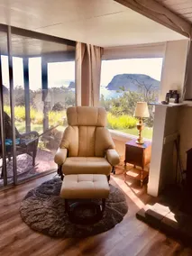 Sweet Oceanfront Studio in Vintage Cabin (Hot Tub) - Image 3
