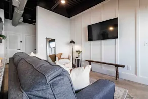 New condo minutes from downtown & Free Parking - Image 4