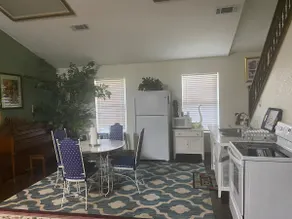 Spacious 2100sqft. 5 minute drive to Lake - Image 3