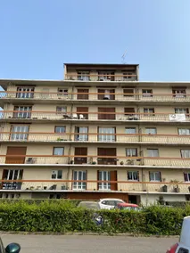 Entire apartment in a building in the city center - Image 4