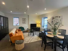 Town centre apartment with parking - Image 2