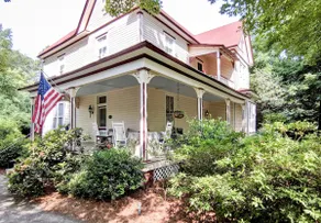 Hummingbird Hideaway #1 Charming Historic Retreat - Image 2