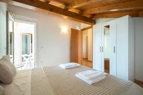 Apartment with swimming pool near the beach - Image 5