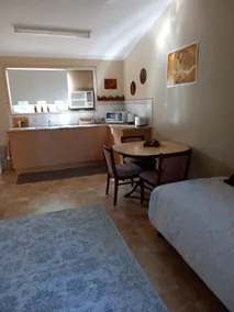 Adorable 1 bedroom guest house with pool - Image 2