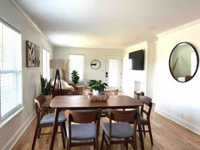 Mockingbird Bungalow-sleeps 8-Hot Tub-2 mi GVL - Image 4