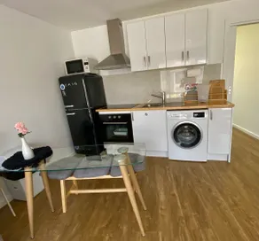 home 2 bedroom & free parking - Image 3