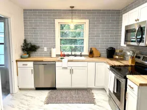 Stunning Coastal Charmer Near Downtown and Beach - Image 3