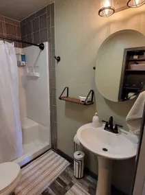 The Roadrunner Modern 2 Bed Fully Furnished Home. - Image 5