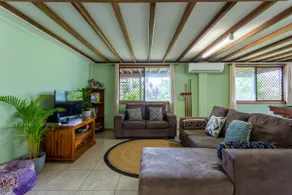 Family-Friendly 4BR, Wi-Fi, Netflix, Sleeps 10 - Image 2
