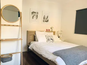 u4, Lovely, cosy one bedroom unit in West End - Image 2