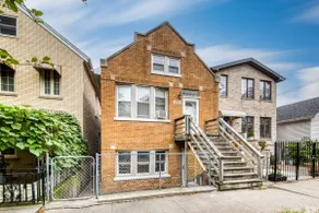 Charming 2BR Historic Chicago Flat w/ Patio &WiFi - Image 2