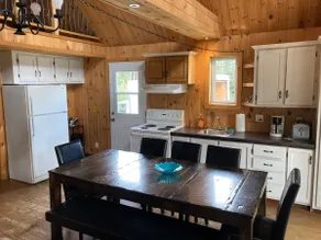 Cottage with fireplace and hot tub - Image 4