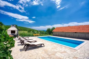 Holiday home with private pool for 6 - Image 3